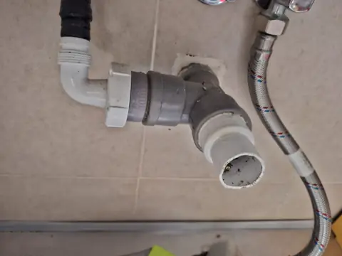 Conexión de desagüe de fregadero con toma de lavadora en tubería de PVC de 40 mm.