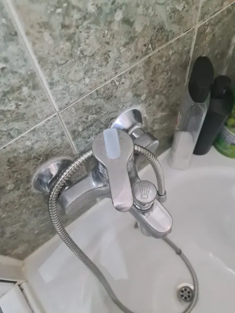Instalación de grifo monomando de bañera con inversor y flexo de ducha.