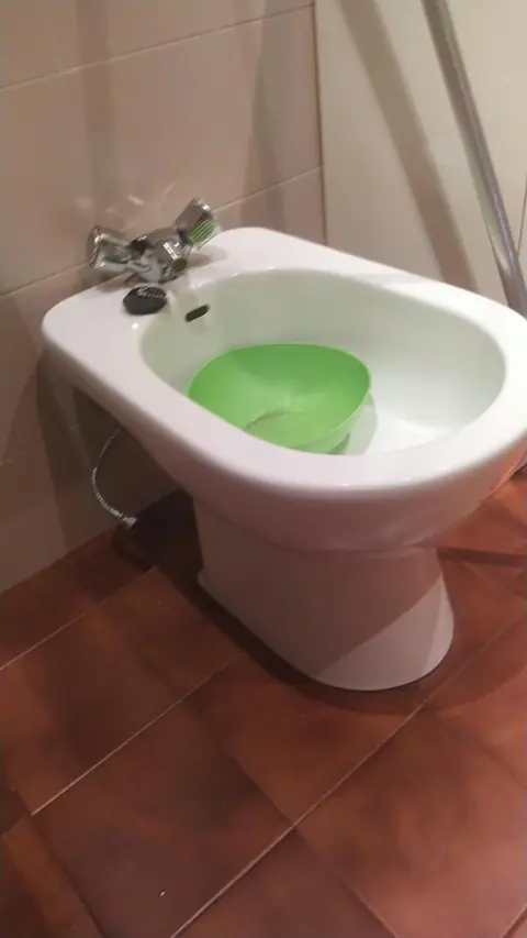Colocación de bidé con grifería y conexión de latiguillo.
