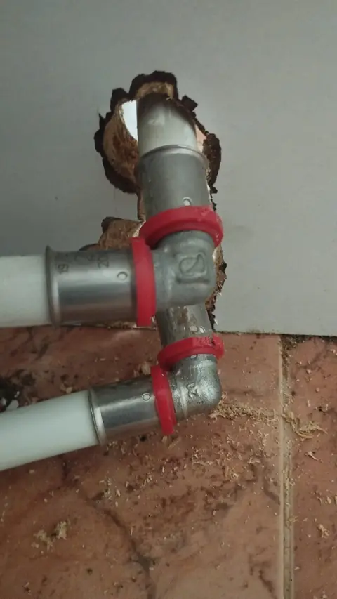 Nueva instalación de agua con tubería multicapa y accesorios de prensar en Guadalajara.